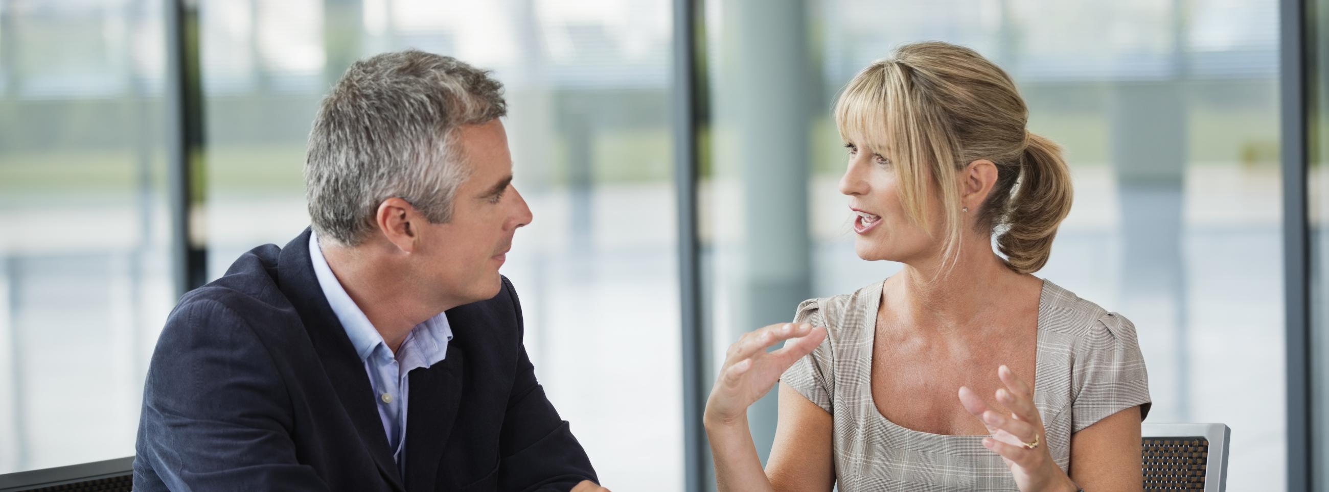 Face à face entre un professionnel et un particulier