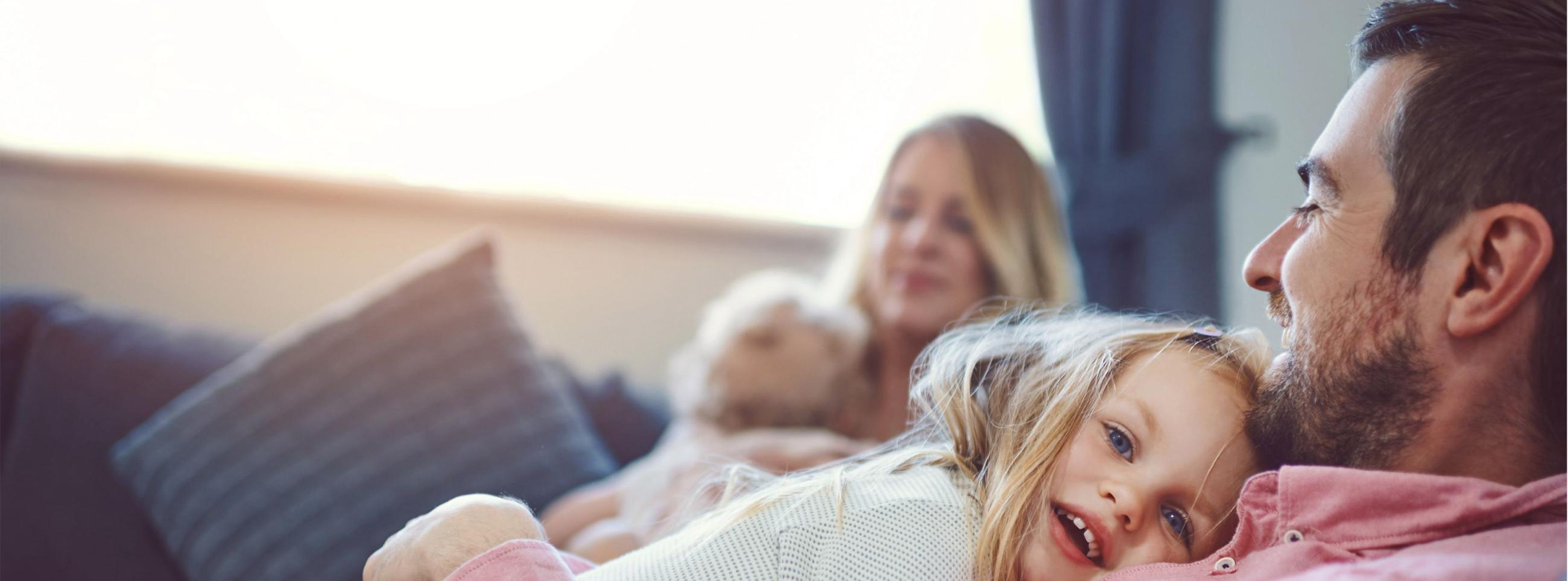 Image d'en-tête d'une fille faisant un calin à son papa