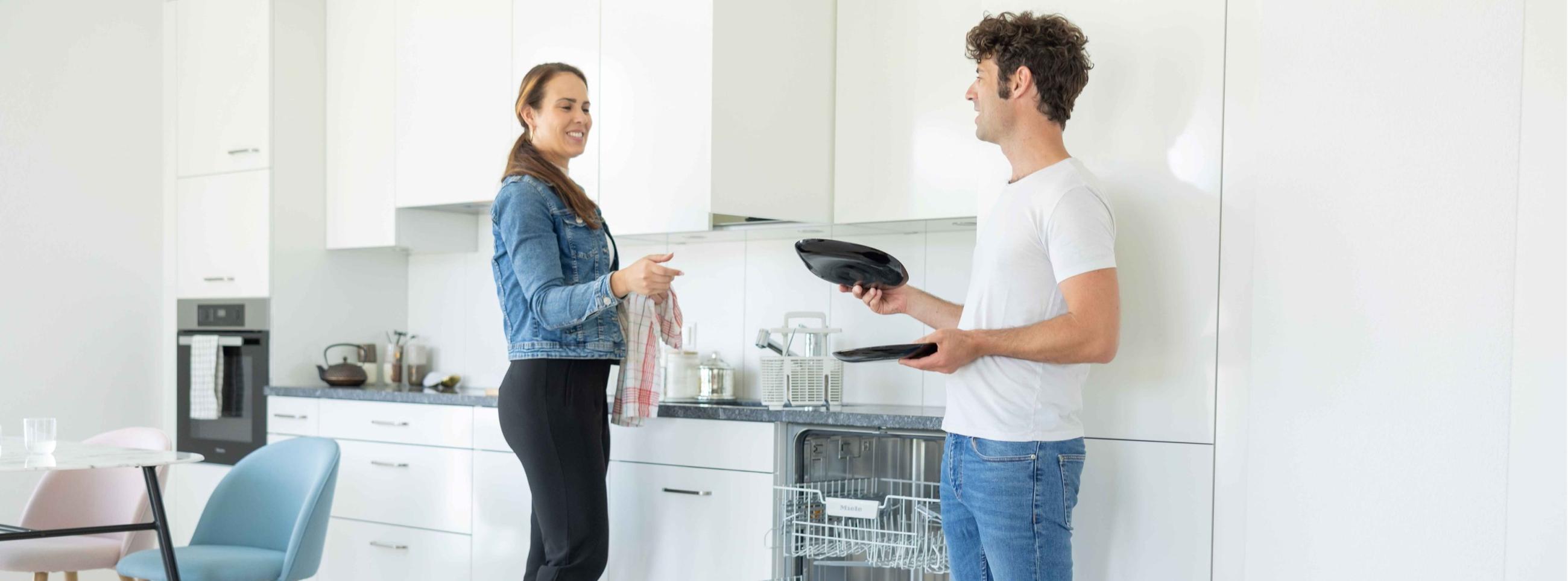 Image d'un couple dans une cuisine