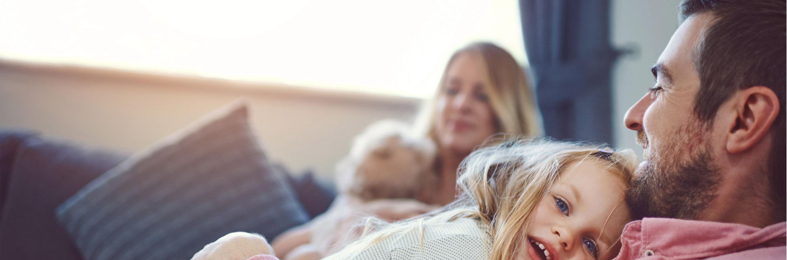 Image d'en-tête d'une fille faisant un calin à son papa
