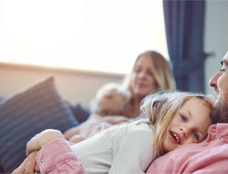 Image d'en-tête d'une fille faisant un calin à son papa