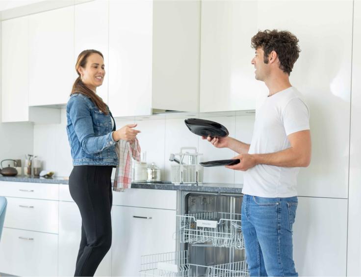 Image d'un couple dans une cuisine