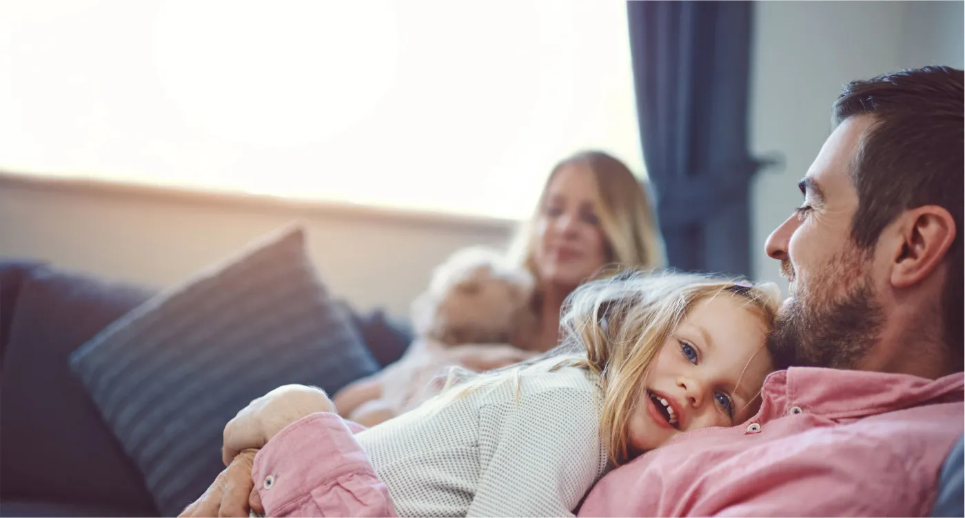 Image d'en-tête d'une fille faisant un calin à son papa
