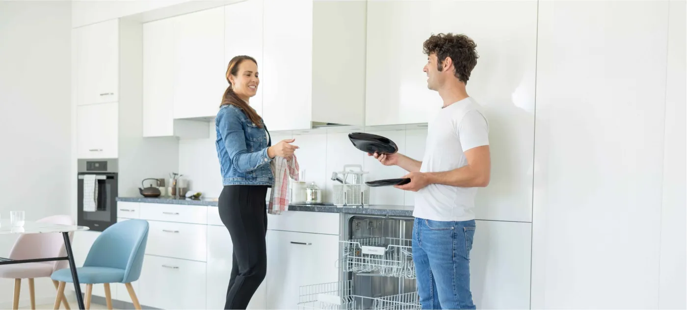 Image d'un couple dans une cuisine